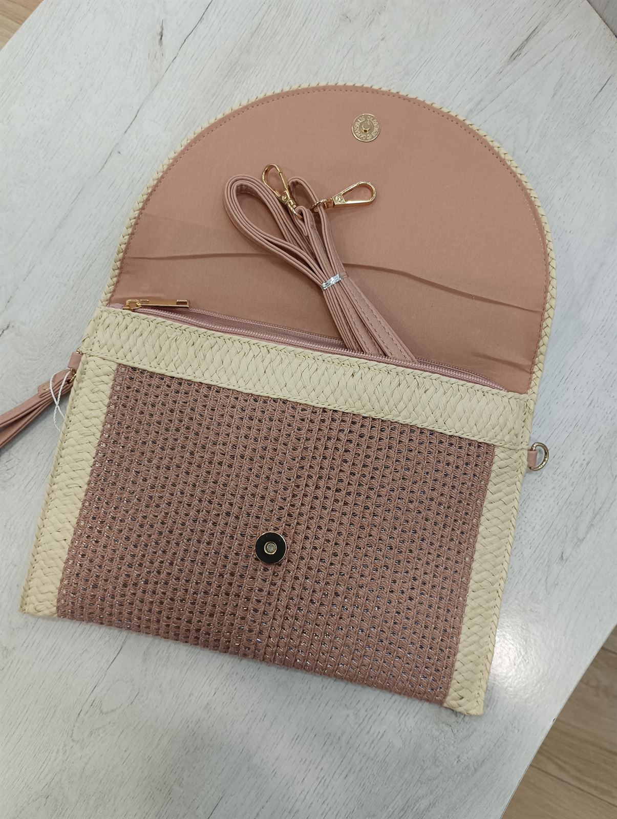 Bolso tipo sobre rosa - Imagen 2