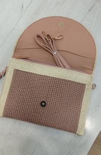 Bolso tipo sobre rosa - Imagen 2