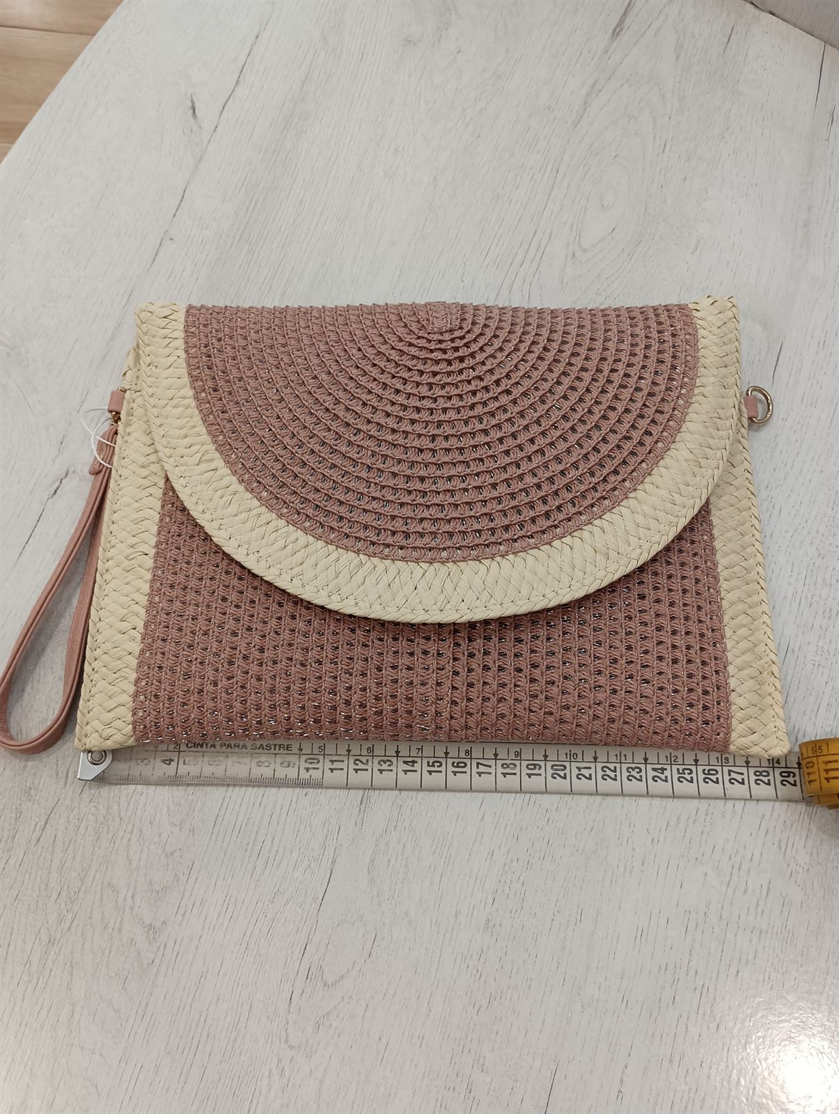 Bolso tipo sobre rosa - Imagen 3