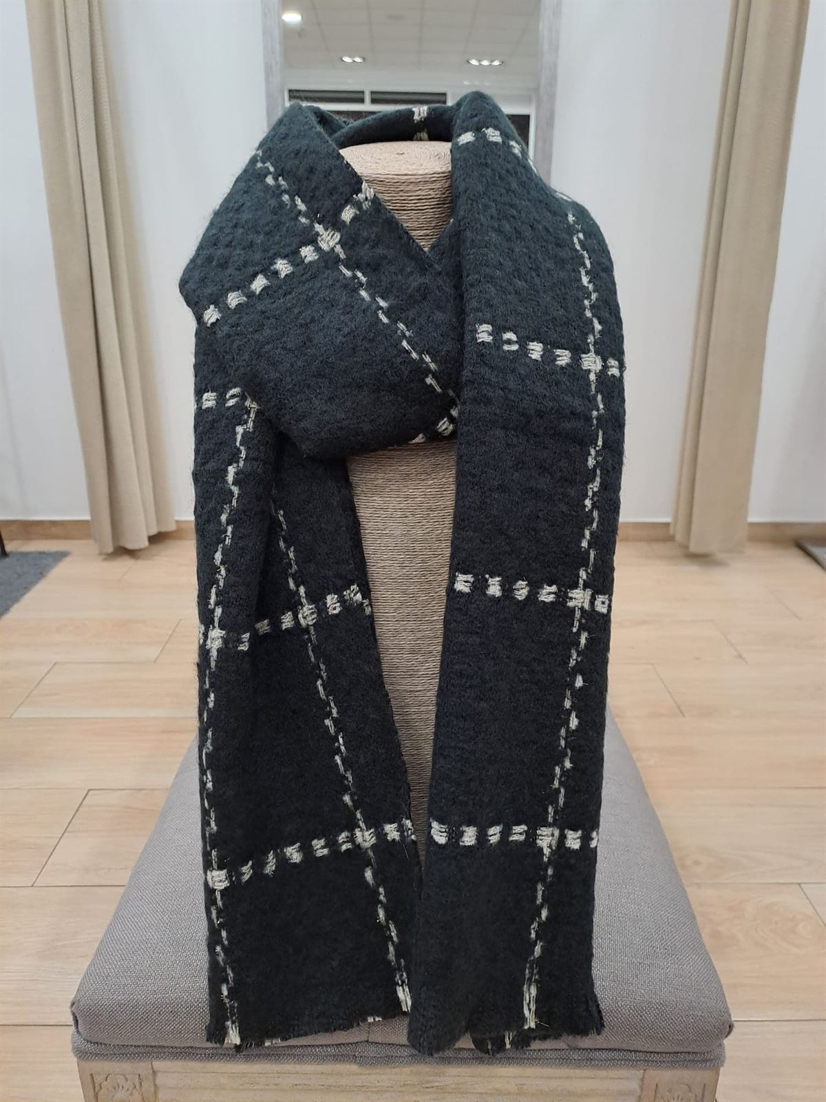 Bufanda negra y blanca de cuadros - Imagen 2