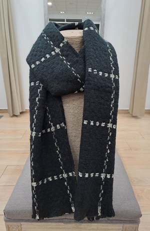 Bufanda negra y blanca de cuadros - Imagen 2