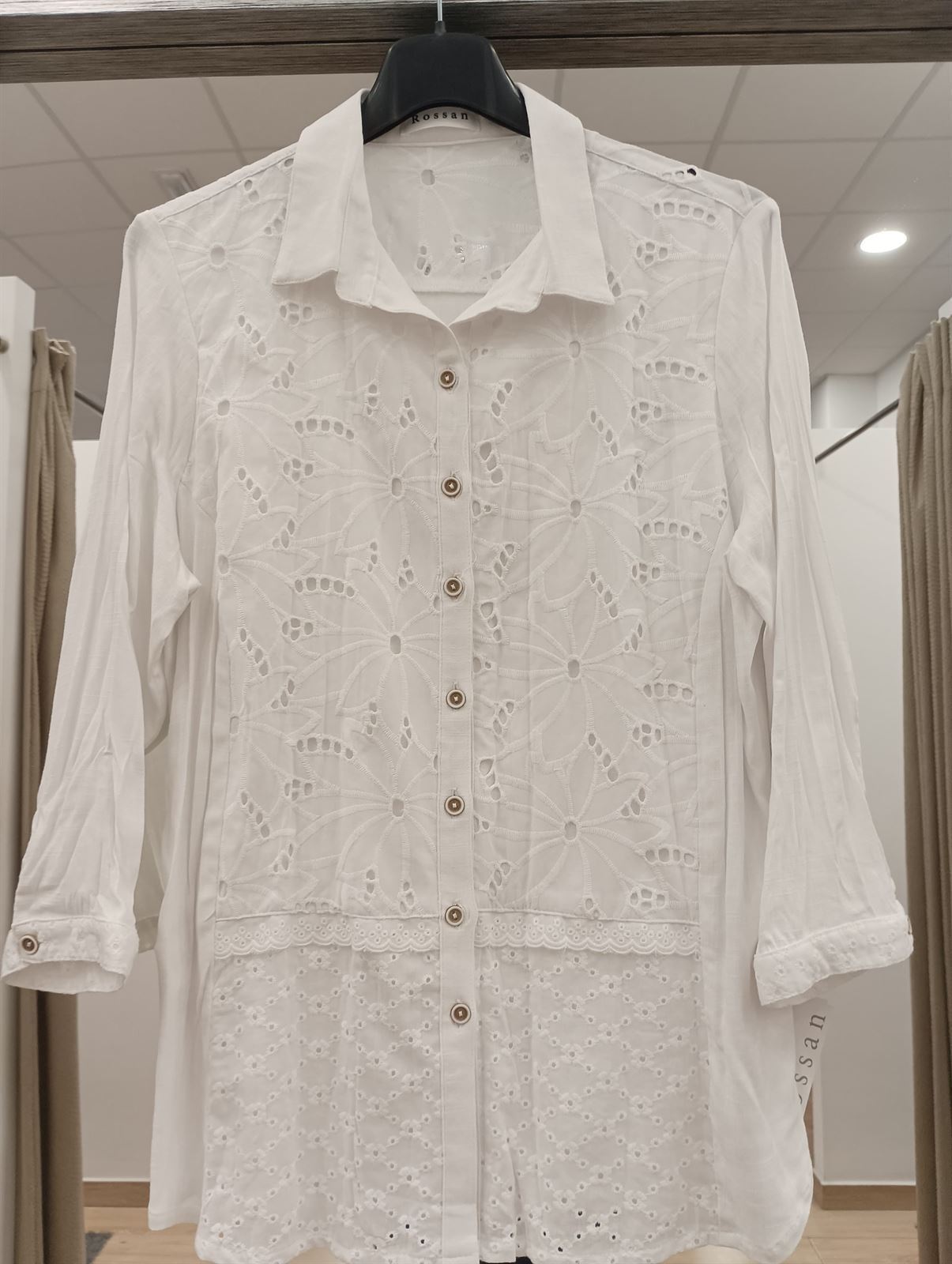 Camisa blanca bordada - Imagen 2