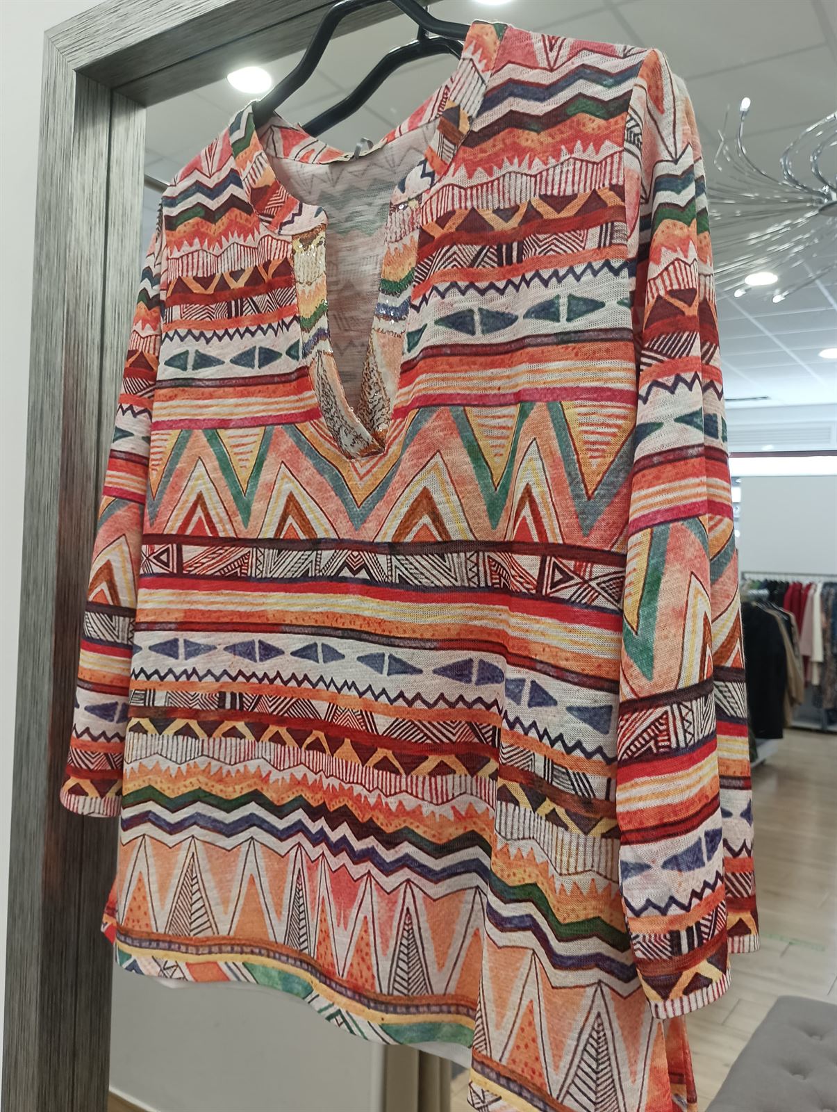 Camiseta estampados geométricos naranjas - Imagen 2