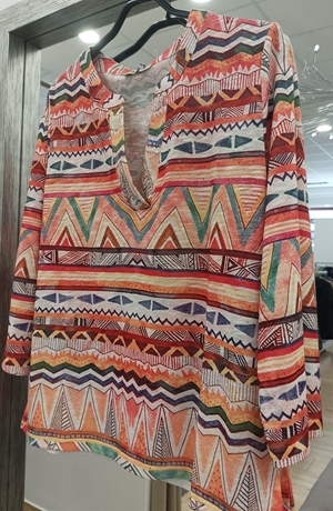 Camiseta estampados geométricos naranjas - Imagen 2