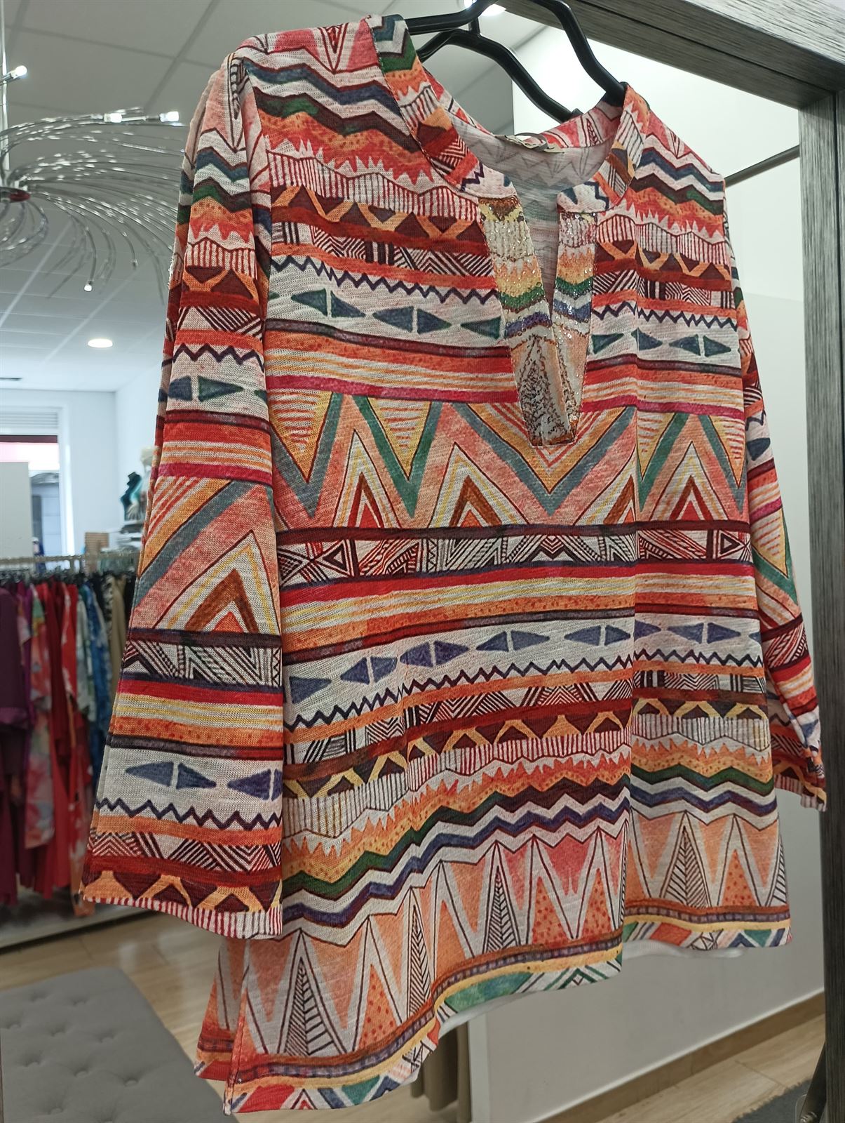Camiseta estampados geométricos naranjas - Imagen 4