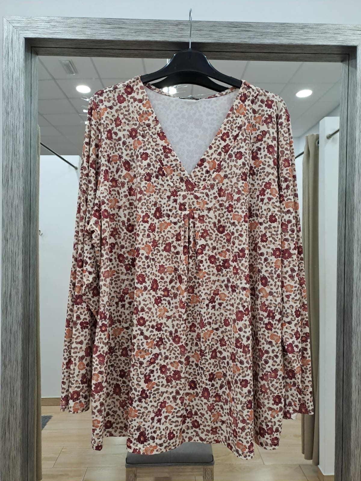 Camiseta flores granate/naranja - Imagen 2