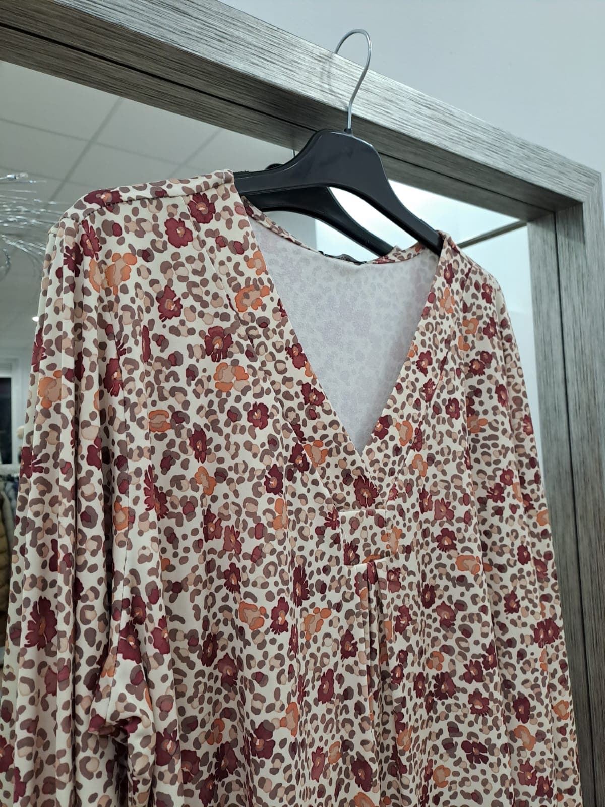 Camiseta flores granate/naranja - Imagen 3