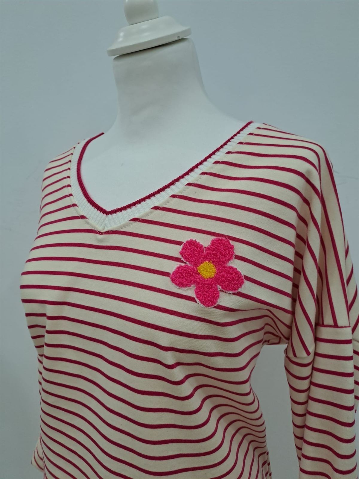 Camiseta rayas y flor fucsia - Imagen 5