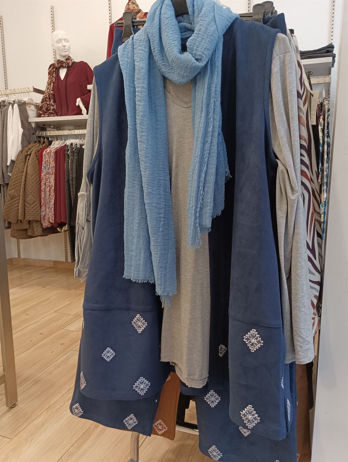Conjunto chaleco y pantalón azul - Imagen 2