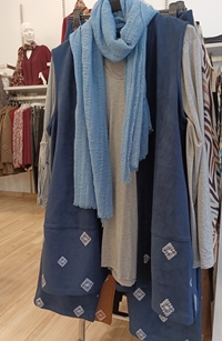 Conjunto chaleco y pantalón azul - Imagen 2