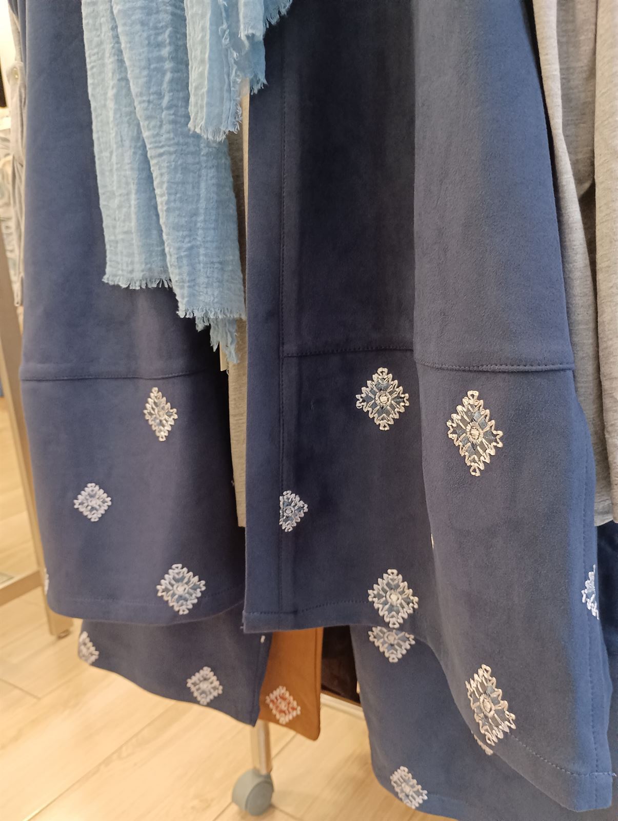 Conjunto chaleco y pantalón azul - Imagen 3