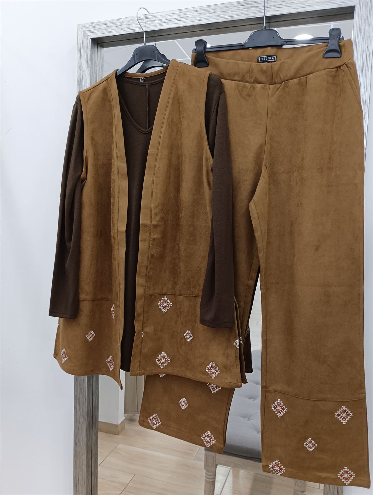 Conjunto chaleco y pantalón - Imagen 2