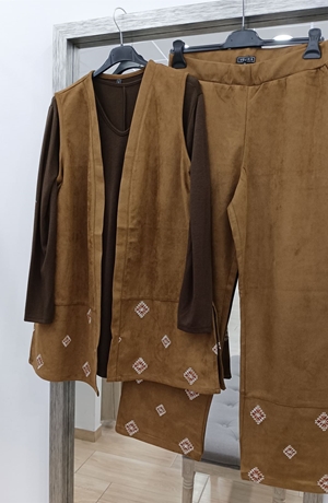 Conjunto chaleco y pantalón - Imagen 2