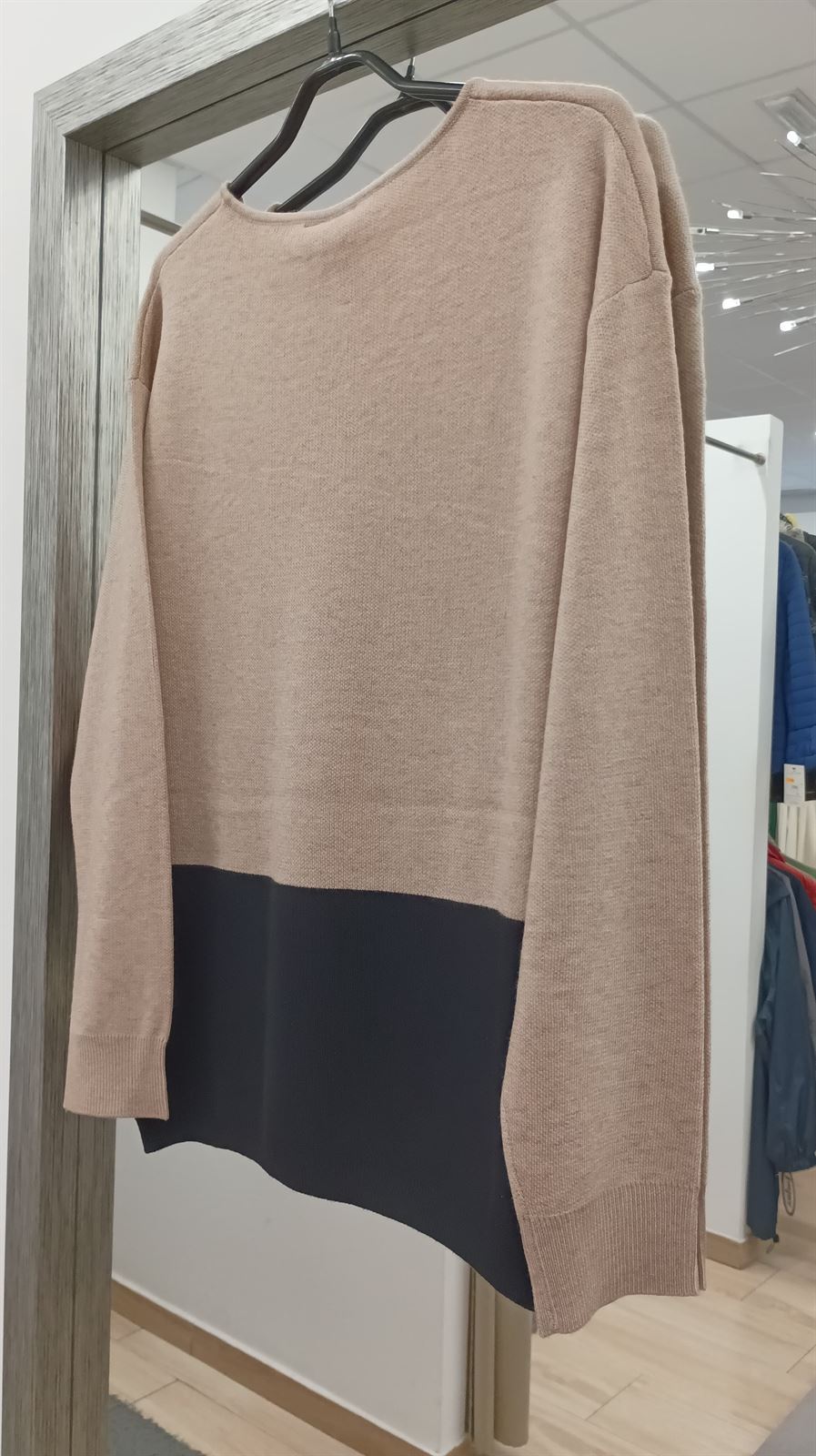 Jersey a pico beis/negro - Imagen 4