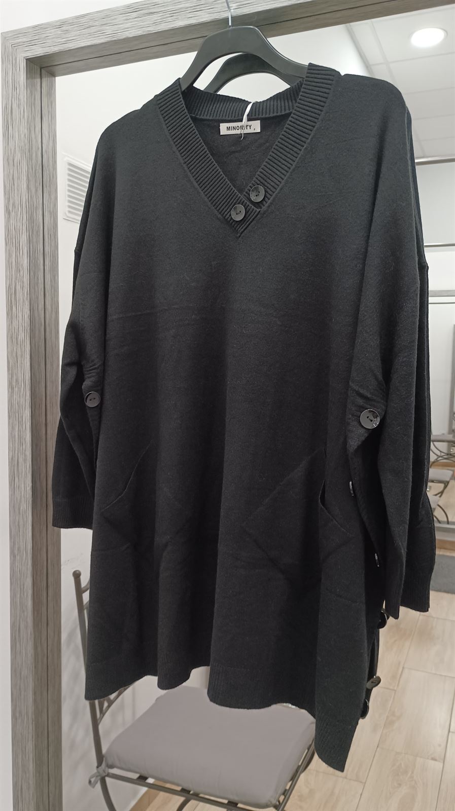 Jersey tipo capa negro moda curvy - Imagen 2