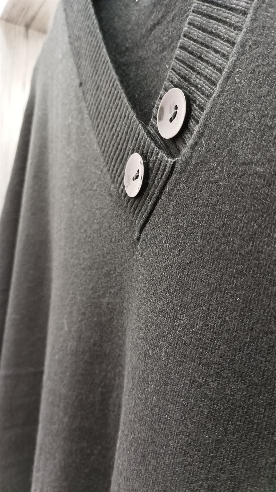 Jersey tipo capa negro moda curvy - Imagen 3