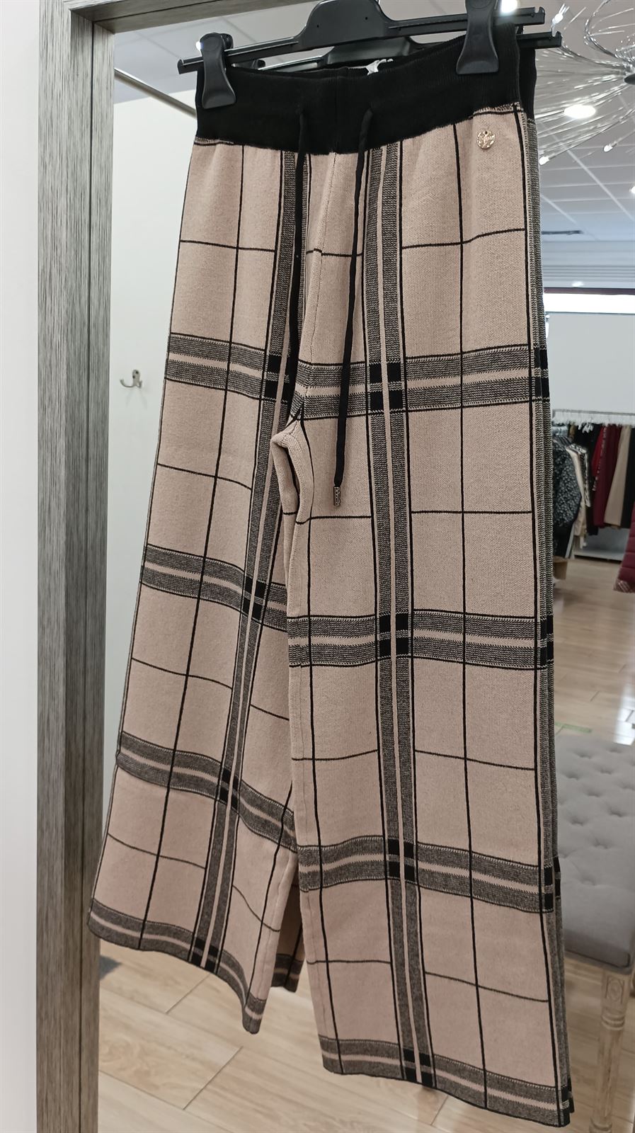 Pantalón de cuadros beis/negro - Imagen 2