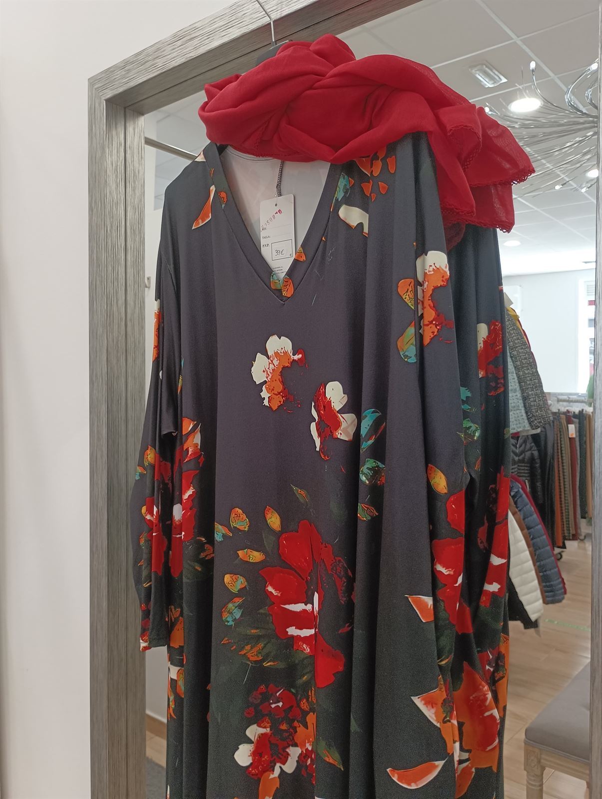 Vestido floral moda curvy - Imagen 4