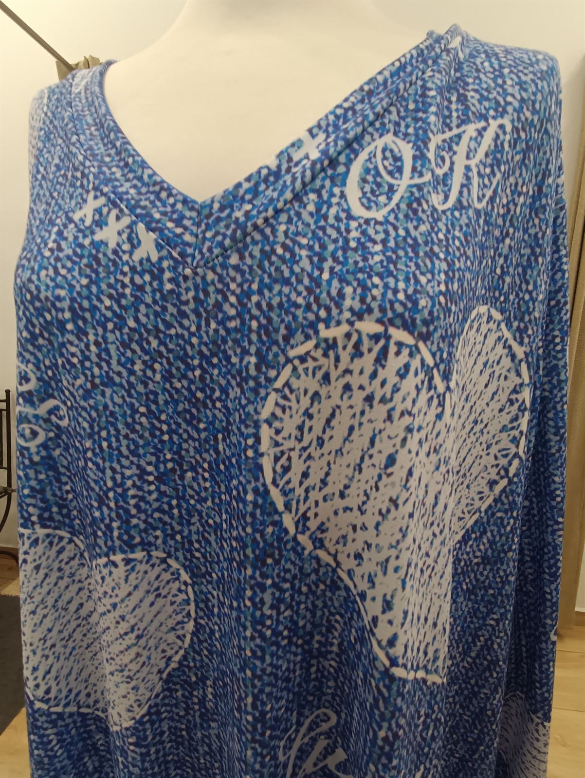 Vestido largo estampado corazones azul moda curvy - Imagen 2