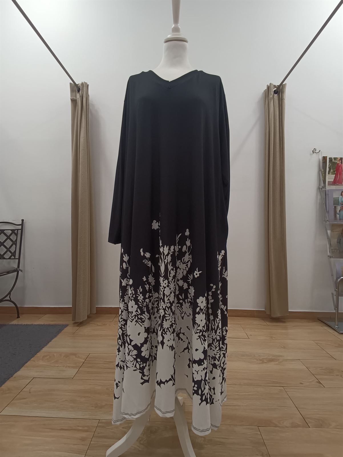 Vestido largo floral negro/blanco moda curvy - Imagen 1