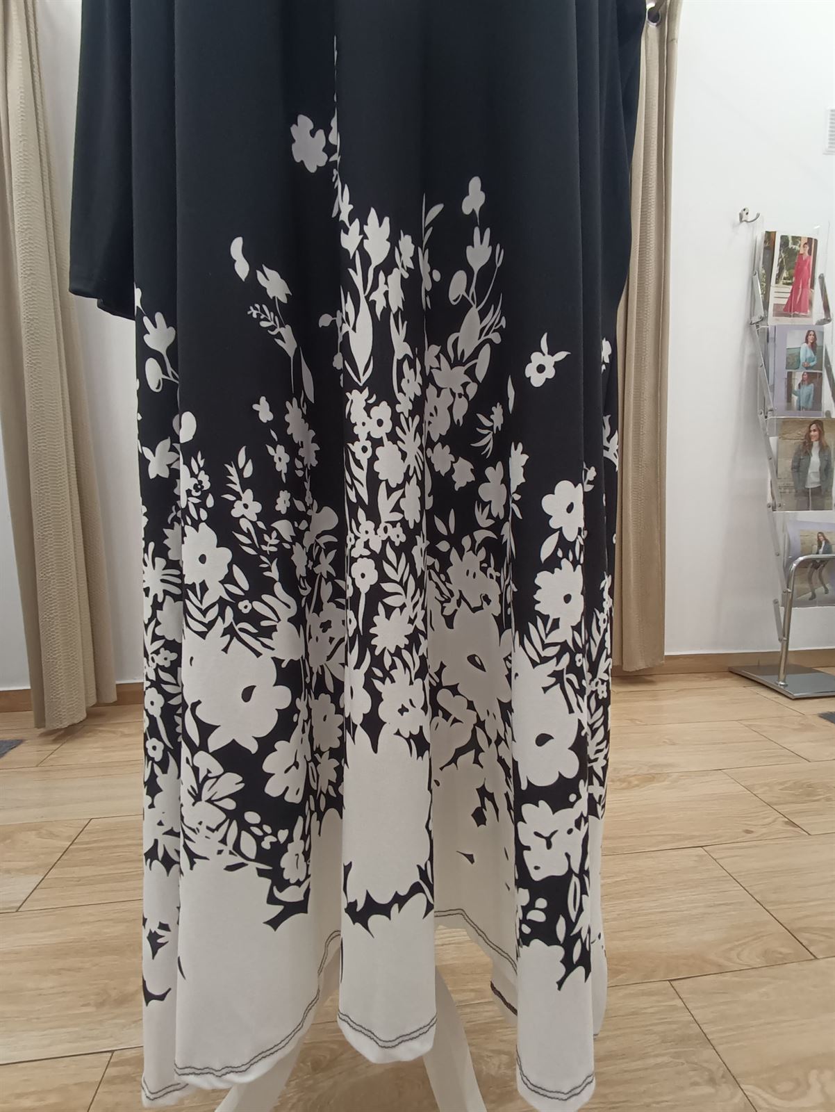 Vestido largo floral negro/blanco moda curvy - Imagen 2