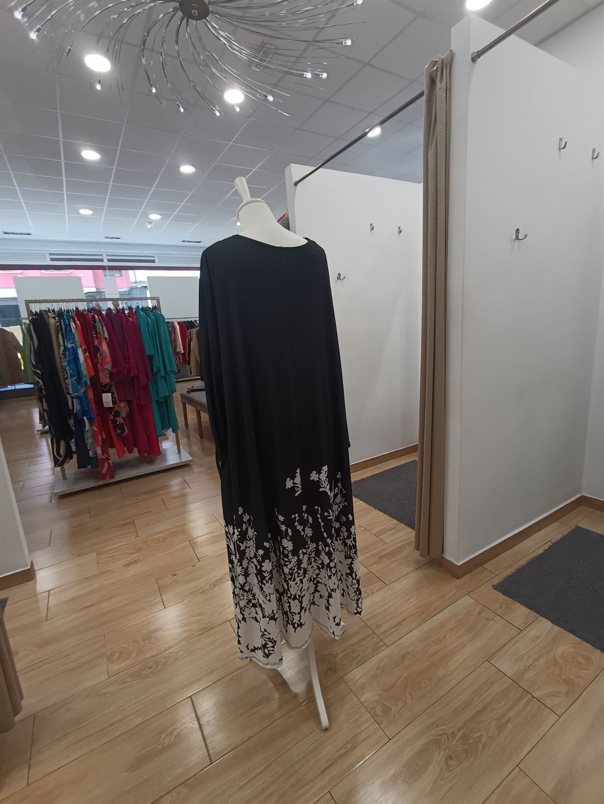 Vestido largo floral negro/blanco moda curvy - Imagen 3