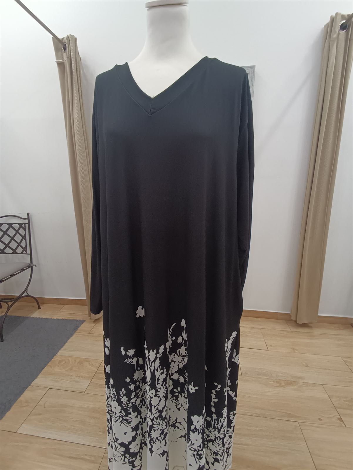 Vestido largo floral negro/blanco moda curvy - Imagen 4