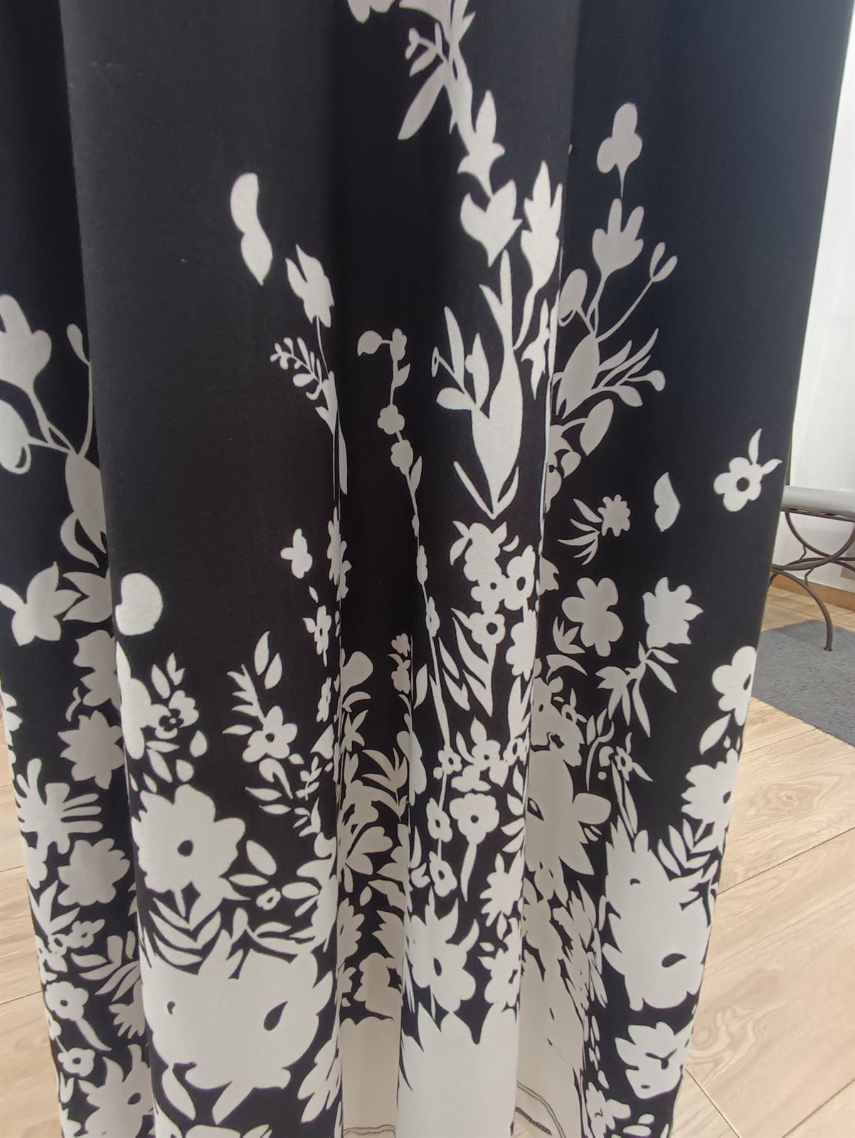 Vestido largo floral negro/blanco moda curvy - Imagen 5