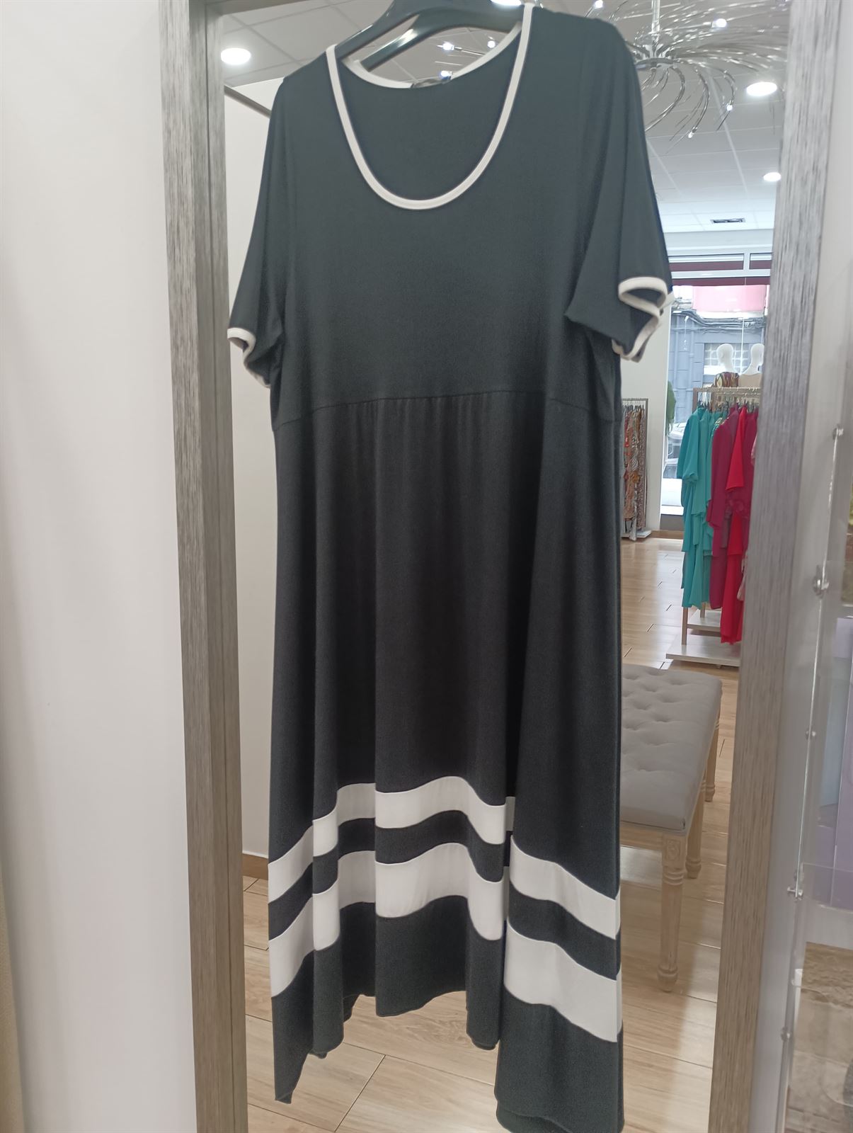 Vestido largo negro cinta blanca - Imagen 2