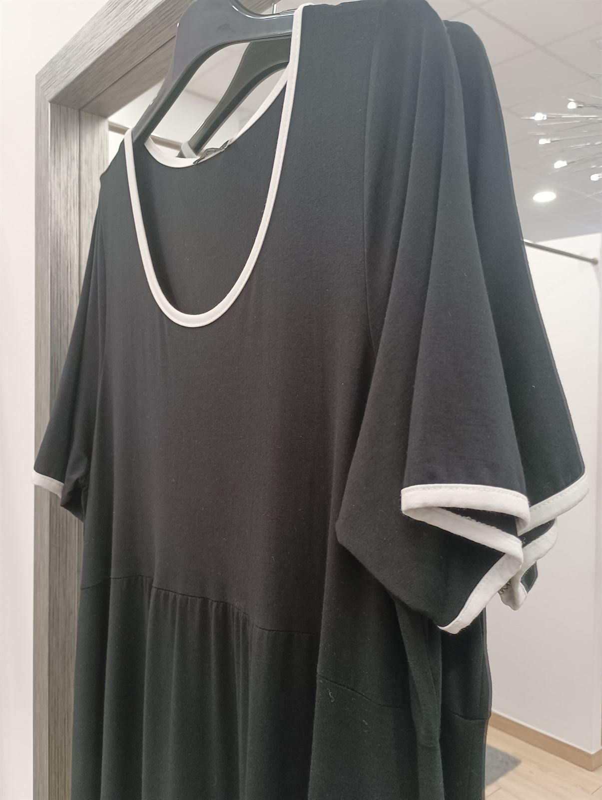 Vestido largo negro cinta blanca - Imagen 3
